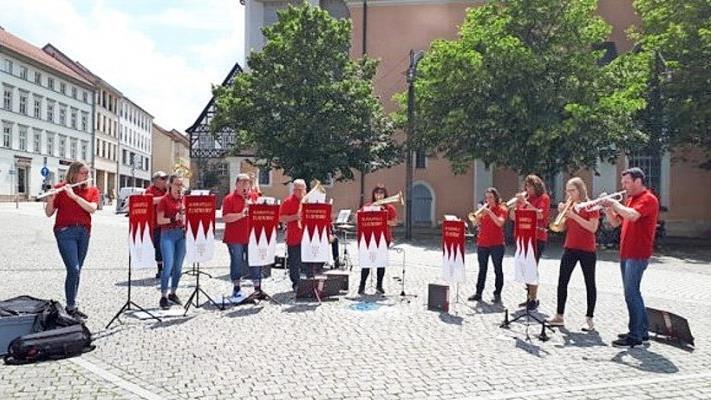 Die Reisenden gaben ein Standkonzert auf dem Eisenacher Marktplatz. Foto: privat