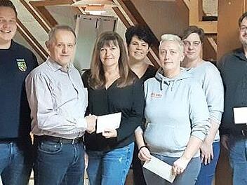 Michel R&uuml;ger (Zweiter von links) &uuml;bergab im Namen der Griesgemeinschaft die Schecks in H&ouml;he von insgesamt 1600 Euro an die Jugend-DLRG, die Jugendfeuerwehr, die Jugendgarden der FGS und an die Fu&szlig;balljugend des SV Steinwiesen. Foto: privat