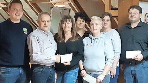 Michel R&uuml;ger (Zweiter von links) &uuml;bergab im Namen der Griesgemeinschaft die Schecks in H&ouml;he von insgesamt 1600 Euro an die Jugend-DLRG, die Jugendfeuerwehr, die Jugendgarden der FGS und an die Fu&szlig;balljugend des SV Steinwiesen. Foto: privat