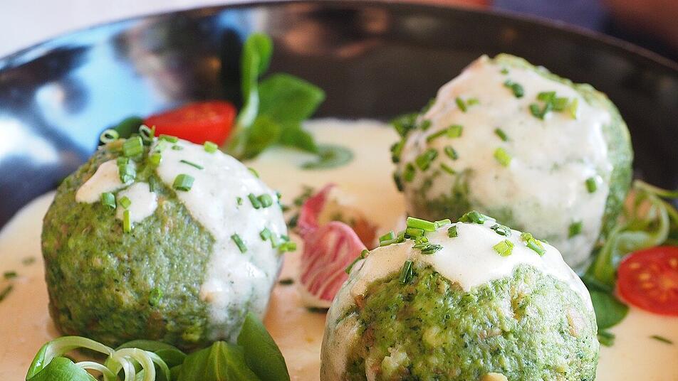 Bärlauchknödel schmecken auch mit Käsesoße wunderbar. Bärlauchknödel schmecken auch mit Käsesoße wunderbar.