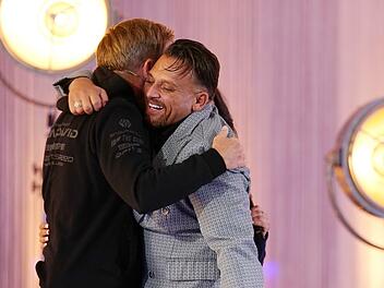 Im letzten Lied der zweiten Recall-Runde begeisterten Menowin Fr&ouml;hlich (rechts) und Delijah Haile (verdeckt). Dieter Bohlen umarmte sie und meinte: "Ihr habt mich gl&uuml;cklich gemacht."