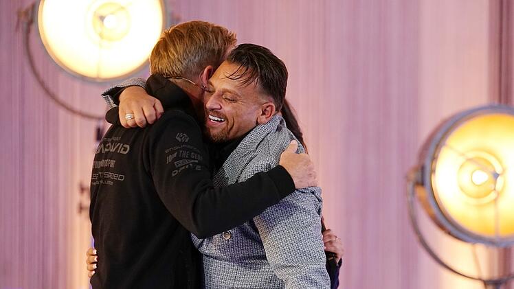 Im letzten Lied der zweiten Recall-Runde begeisterten Menowin Fr&ouml;hlich (rechts) und Delijah Haile (verdeckt). Dieter Bohlen umarmte sie und meinte: "Ihr habt mich gl&uuml;cklich gemacht."