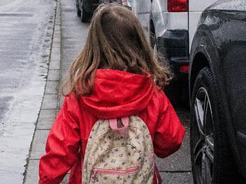 M&auml;dchen rennt in Coburg auf Stra&szlig;e