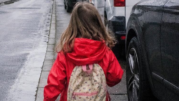 M&auml;dchen rennt in Coburg auf Stra&szlig;e