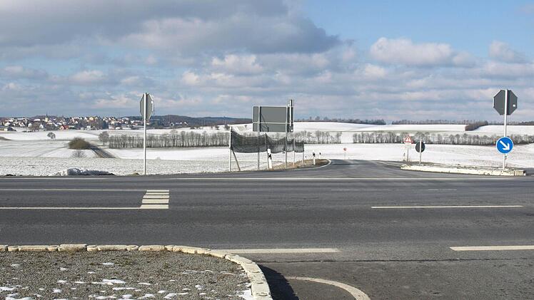 An der Kreuzung der KG 43 von Eltingshausen nach Rottershausen mit der früheren B19 soll ein Kreisverkehr entstehen. Foto: Stefan Geiger