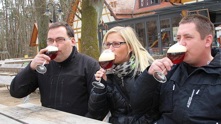Matthias Kunze, Carina Scheuring und Oliver Hebeis aus Zeegendorf bei Bamberg trinken stilecht einen Whiskey-Bockbier vom Brauhaus am Kreuzberg.