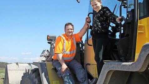 Familie bei der Arbeit: Emilie Ruppert hat ihren Vater Marco Ruppert einen Tag lang begleitet. Die Elfjährige hat viel Sonne auf der Deponie in Kirchleus abbekommen.