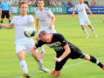 Mit einem Flugkopfball rettet der Kitzinger Matthias Brunsch vor den Kahlern Jasko Coloris und Tim Müller. Foto: Thomas