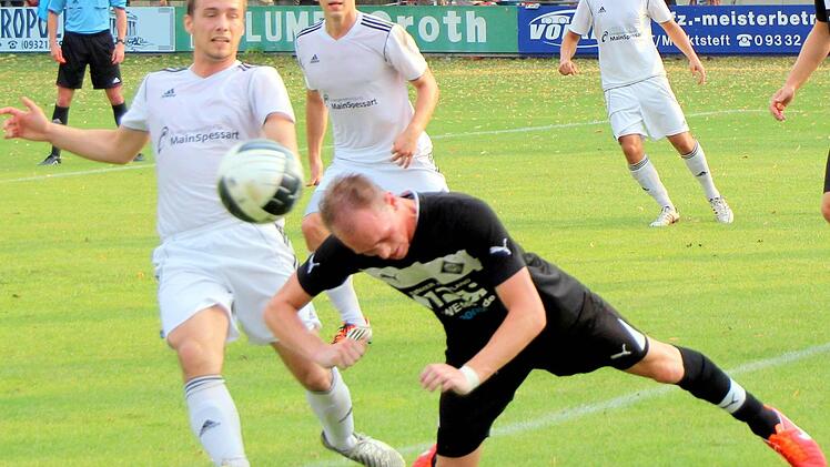 Mit einem Flugkopfball rettet der Kitzinger Matthias Brunsch vor den Kahlern Jasko Coloris und Tim Müller. Foto: Thomas