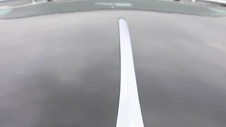 Schnittige Front