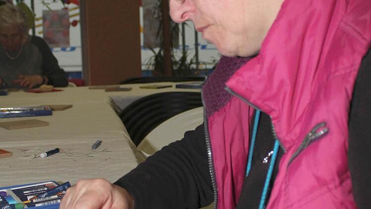 Brigitte Selke (55) von den Rummelsberger Diensten in Schloss Ditterswind konzentriert bei der "Arbeit". Sie malt gerne und hatte viel Spaß. Foto: rn
