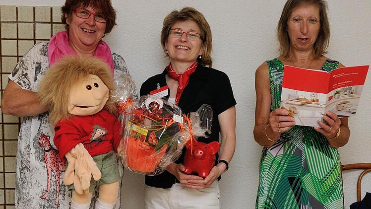 Birgitt Pfister mit Handpuppe Moritz, Referentin Marianne Seufert und Helferin Ilse Reisig (von links). Foto: vom Beratungsdienst Geld und Haushalt