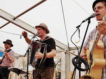 Die Mundartgruppe "Spilk" spielt beim Pfingstfest wieder im Zelt: Die Henneberg-Halle stünde ohnehin nicht zur Verfügung. Foto: Archiv/Sigismund von Dobschütz
