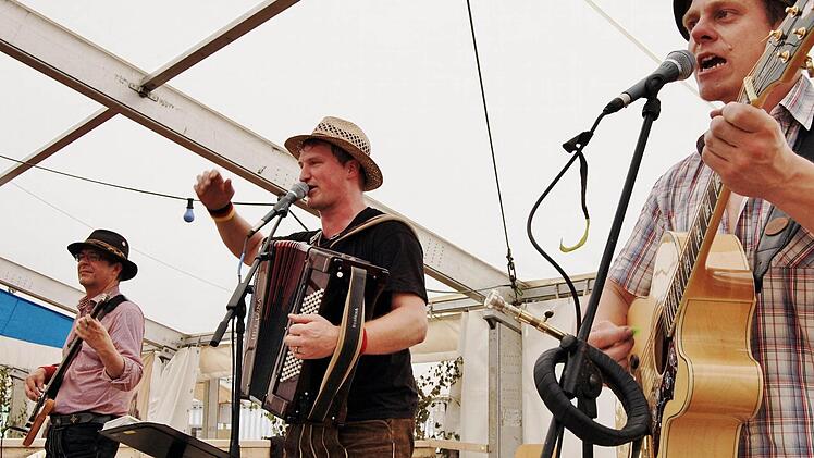 Die Mundartgruppe "Spilk" spielt beim Pfingstfest wieder im Zelt: Die Henneberg-Halle stünde ohnehin nicht zur Verfügung. Foto: Archiv/Sigismund von Dobschütz