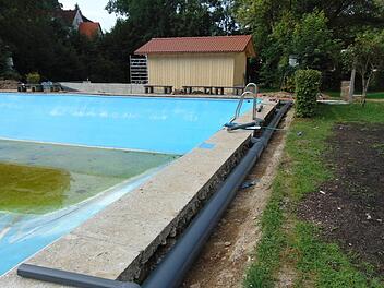 Diese Bild bietet sich den Besuchern des Gräfenberger Freibads in diesen Tagen.  Fotos: Petra Malbrich