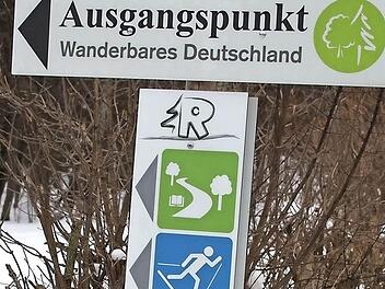 Gut sichtbare Piktogramme weisen auf das Angebot des jeweiligen Standorts hin. Hier gibt es Natur- und Lehrpfade, Langlaufloipen und Nordic-Walking-Strecken. Foto: Nicole Julien-Mann