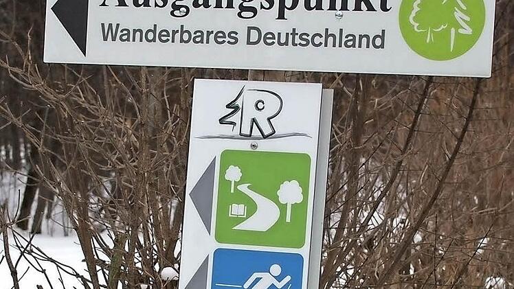 Gut sichtbare Piktogramme weisen auf das Angebot des jeweiligen Standorts hin. Hier gibt es Natur- und Lehrpfade, Langlaufloipen und Nordic-Walking-Strecken. Foto: Nicole Julien-Mann