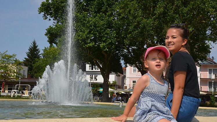 Die kleine Emely kühlt sich am Rosengarten-Springbrunnen ab. Foto: Peter Rauch