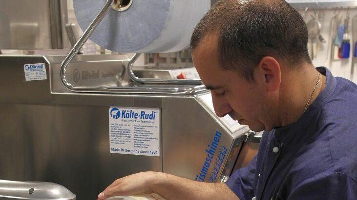 Nuno Varges (San Remo) gibt die Vanille-Mischung in die Maschine.