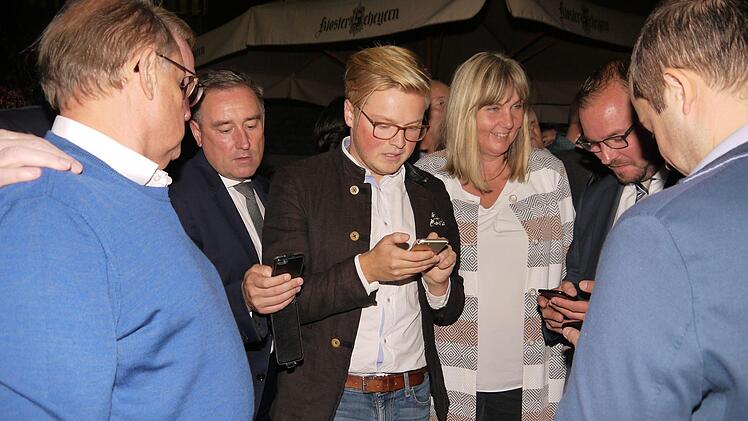Wie steht's? Auf den Smartphones verfolgten die CSUler den Eingang der Ergebnisse.Foto: Berthold Köhler