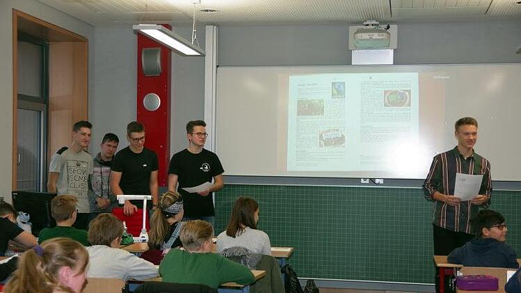 Aufgeteilt in Gruppen vermittelten die P-Seminaristen in den jeweiligen Klassen wichtige Informationen in Film- und Textform.Heike Sch&uuml;lein