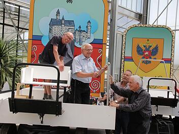 Die Wawa-Schrauber bei der Arbeit: Bruno Weigand (von links), Reinhard Sell, Lothar Hoffmann und Jürgen Sand vervollständigen den Wagen von Ludwig II., dahinter der Wagen von Zarin Katharina Fotos: Ralf Ruppert