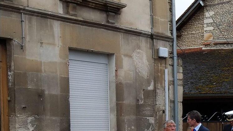 Zug der Ehrengäste zum Geburtshaus eines Resistance Kämpfer zur Ehrung.