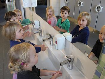 Regelmäßiges Händewaschen ist eine gute Vorbeugung gegen Erkältungen. Im Kindergarten in Brünn lernen das die Mädchen und Buben von Anfang an. Es gehört für sie zum Kindergartenalltag dazu.Heike Beudert