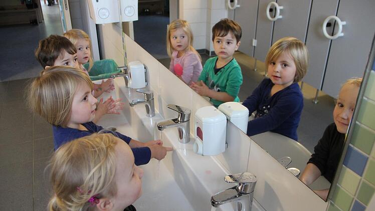 Regelmäßiges Händewaschen ist eine gute Vorbeugung gegen Erkältungen. Im Kindergarten in Brünn lernen das die Mädchen und Buben von Anfang an. Es gehört für sie zum Kindergartenalltag dazu.Heike Beudert