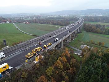 Die Lanzendorfer Talbrücke wird am Donnerstag oder Freitag für den Verkehr freigegeben. In den vergangenen Wochen wurde der Belag auf der Fahrbahn Richtung Berlin aufgebracht (Bild). Foto: Autobahndirektion