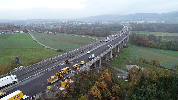 Die Lanzendorfer Talbrücke wird am Donnerstag oder Freitag für den Verkehr freigegeben. In den vergangenen Wochen wurde der Belag auf der Fahrbahn Richtung Berlin aufgebracht (Bild). Foto: Autobahndirektion