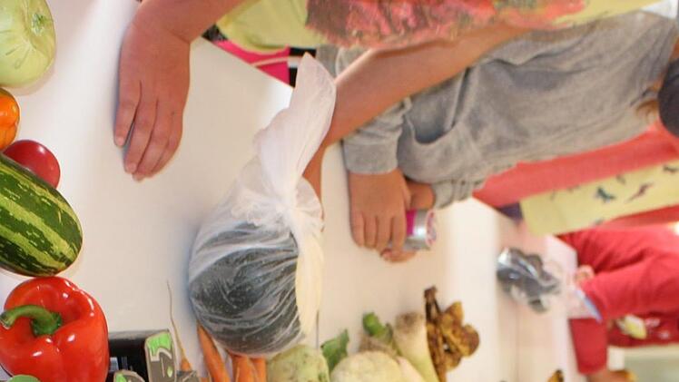 Die Kindergruppe trifft sich, um  gemeinsam mit den Foodsavern  aus "alten" Lebensmitteln ein Menü mit Hauptgericht, Salaten und Nachtisch vorzubereiten. Foto: Julia Raab