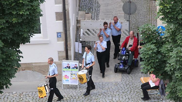 Aufmarsch der Trommler und Pfeifer des Heeresmusikkorps Veitshöchheim. Foto: Heike Beudert
