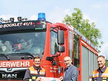 1. B&uuml;rgermeister Andreas Sandwall &uuml;bergibt symbolisch einen Schl&uuml;ssel aus Brotteig an 1. Kommandanten Christian Horn und 2. Kommandanten Alexander Gabel.