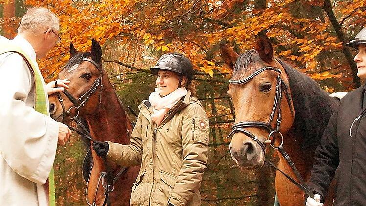 Pater Putzer segnete alle Pferde und ihre Reiter einzeln.