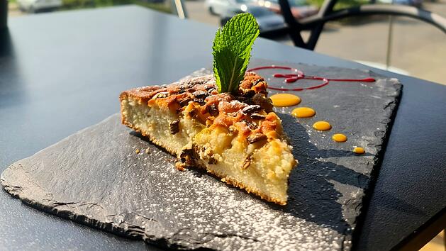 Eine Spargel-Lachs-Tarte schmeckt immer lecker und leicht.