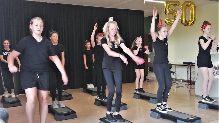 Gymnastische Tanzübungen der 6a.