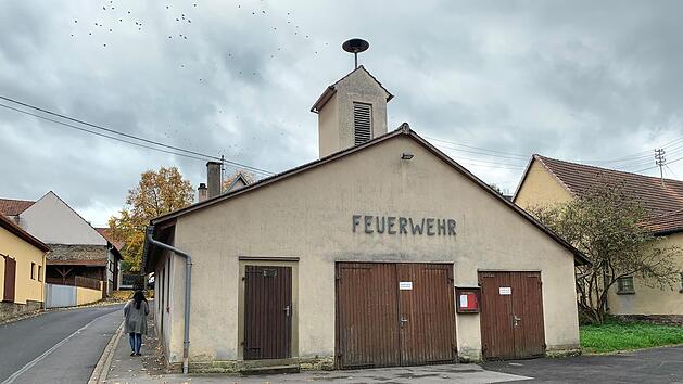 Das Feuerwehrgerätehaus in Wermerichshausen hätte für mehr als eine halbe Million Euro umgebaut werden sollen. Doch statt eines Fahrzeugs mit Pumpe (TSF) bekommt die Wehr einen Mannschaftsbus und einen neuen Hänger (TSA). Die Kosten sinken gewalti...