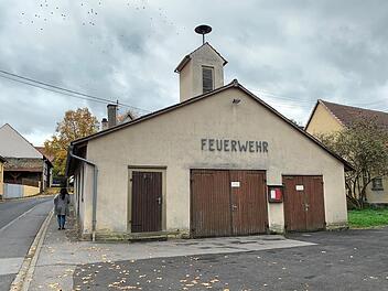 Das Feuerwehrgerätehaus in Wermerichshausen hätte für mehr als eine halbe Million Euro umgebaut werden sollen. Doch statt eines Fahrzeugs mit Pumpe (TSF) bekommt die Wehr einen Mannschaftsbus und einen neuen Hänger (TSA). Die Kosten sinken gewalti...