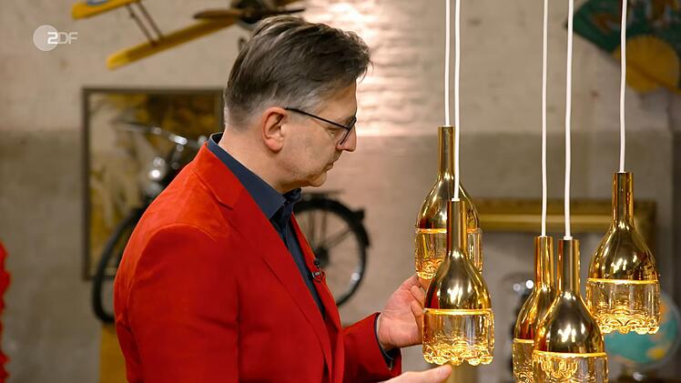 Die Designer-Deckenleuchten von Hillebrand aus den 1970er-Jahren bewertet Detlev Kümmel mit 400 bis 500 Euro. Jan Ciezk zahlt 400 Euro.