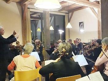 Walter Engelmann  dirigierte das Abschlusskonzert in Weisendorf.  Foto: Manfred Welker