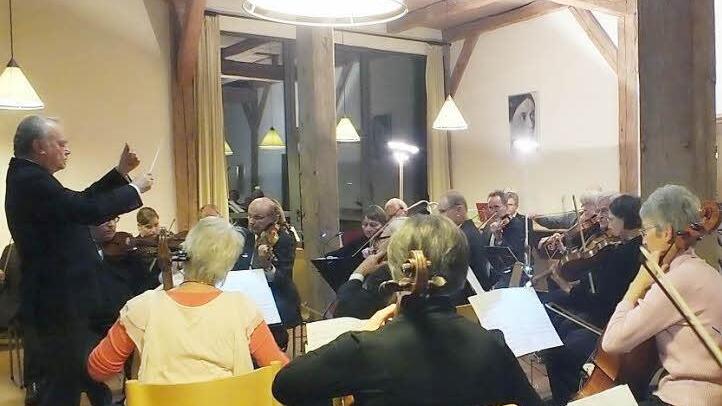 Walter Engelmann  dirigierte das Abschlusskonzert in Weisendorf.  Foto: Manfred Welker