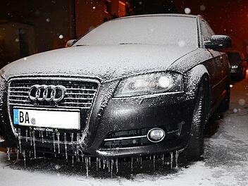 Eisiger Start in die neue Woche: In Bamberg sorgte eine Mischung aus Eisregen und Schneefall dafür, dass viele Autos über Nacht einfach festfroren. Foto: Thomas Kraus