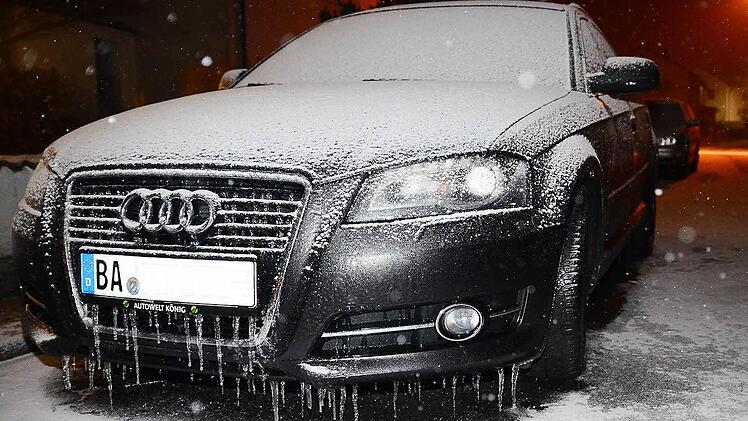 Eisiger Start in die neue Woche: In Bamberg sorgte eine Mischung aus Eisregen und Schneefall dafür, dass viele Autos über Nacht einfach festfroren. Foto: Thomas Kraus