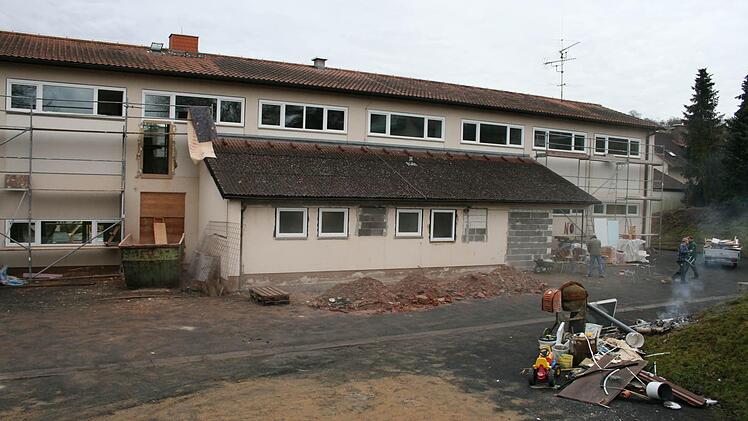 Arbeiten an der ehemaligen Schule von Stralsbach.