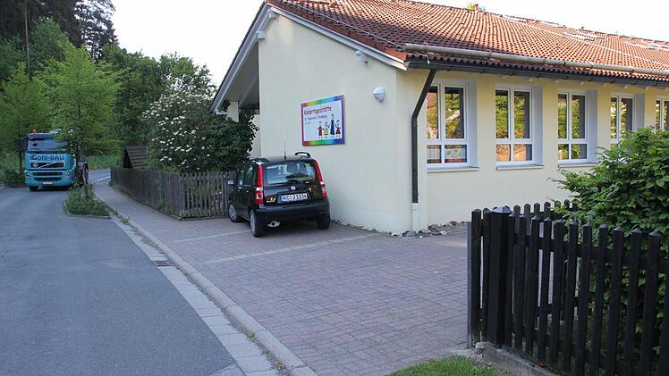 Neben dem Zaun des Kindergartens soll ein weiterer Zaun errichtet werden. Der Hofbereich wird mit einem Tor abgesichert.  Foto: Friedwald Schedel