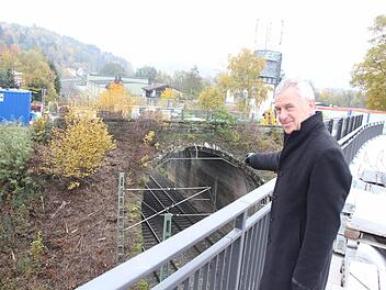 Jürgen Woll, Leiter der Servicestelle Kronach des Staatlichen Bauamts, an der Brücke über die Bahnstrecke in Kronach  Foto: Friedwald Schedel