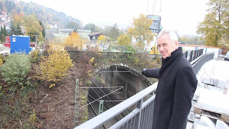 Jürgen Woll, Leiter der Servicestelle Kronach des Staatlichen Bauamts, an der Brücke über die Bahnstrecke in Kronach  Foto: Friedwald Schedel