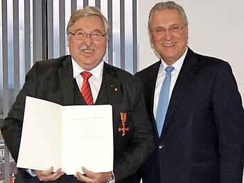 Gerhard Öhlein mit Urkunde, rechts Innenminister Herrmann Foto: Pelke