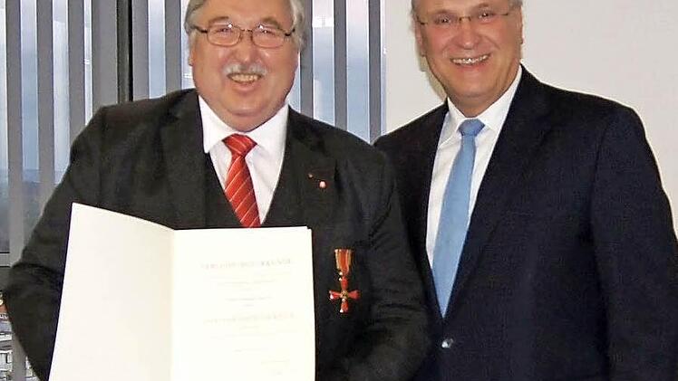 Gerhard Öhlein mit Urkunde, rechts Innenminister Herrmann Foto: Pelke